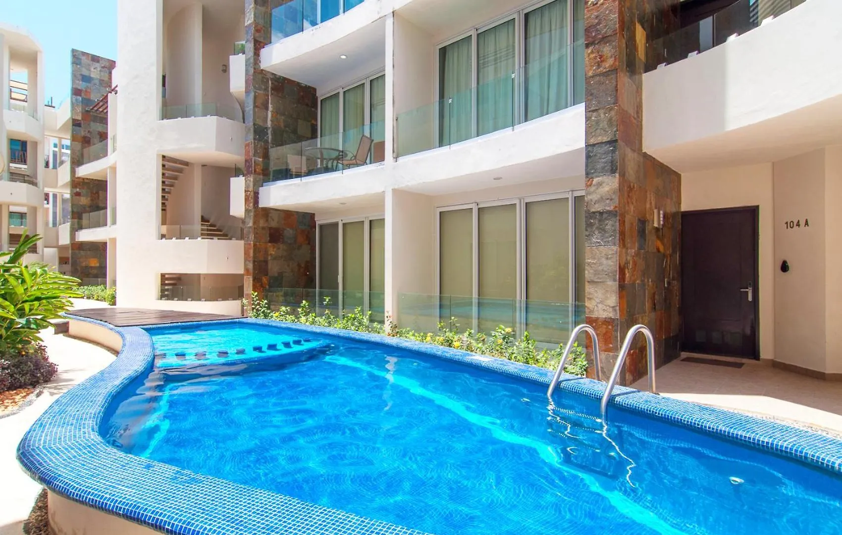 Exceptional Location Near Beach, Pool-View Balcony Playa del Carmen